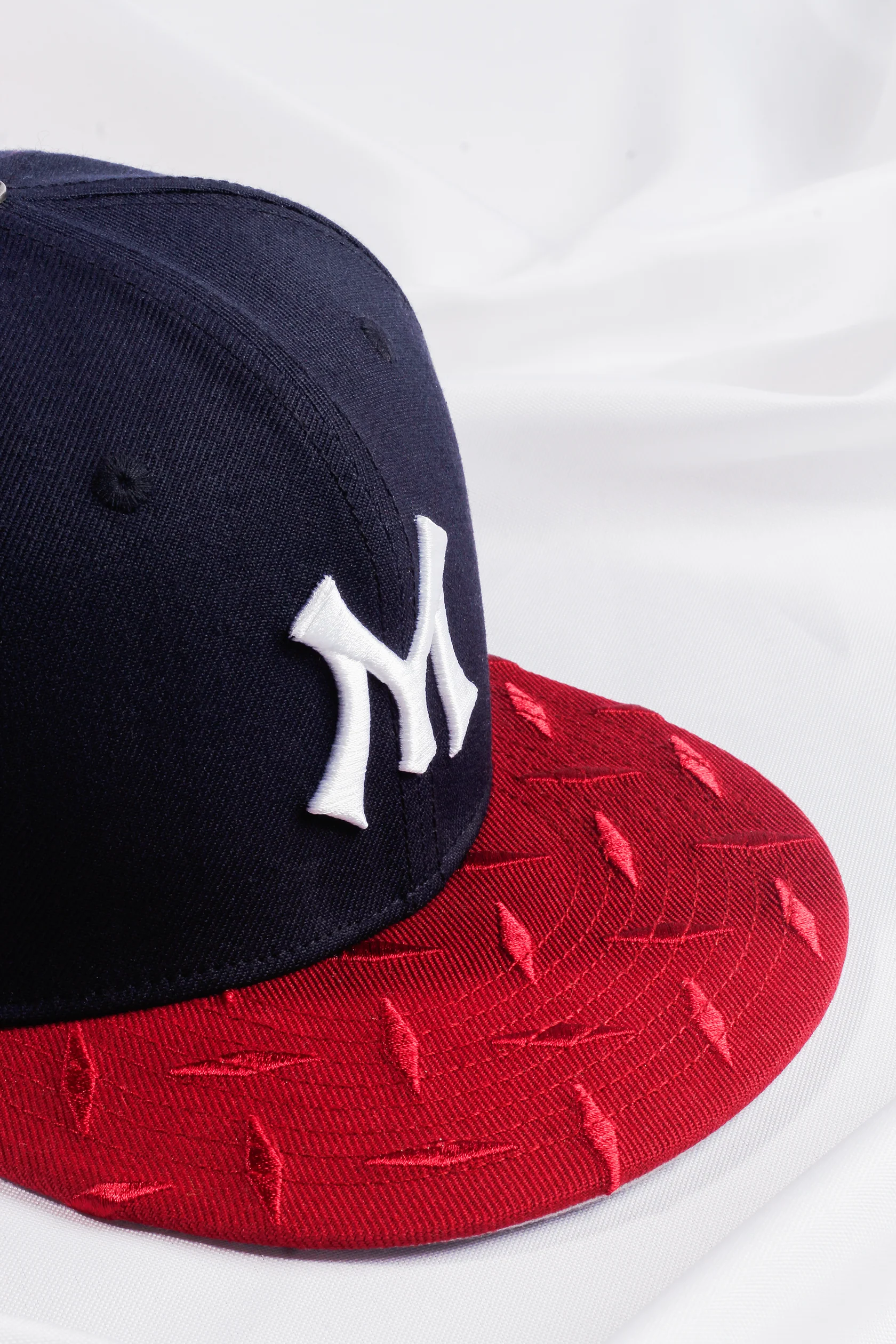 TEAM LOGO STEEL-PLATED BRIM FITTED CAP - Image 5
